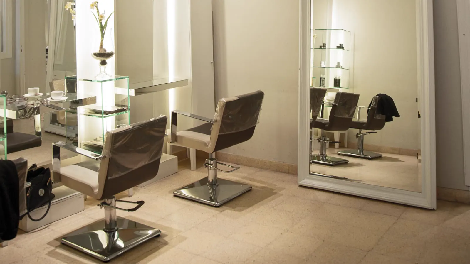 Salão de beleza elegante em tons quentes, gerenciado com o Eden Beauty